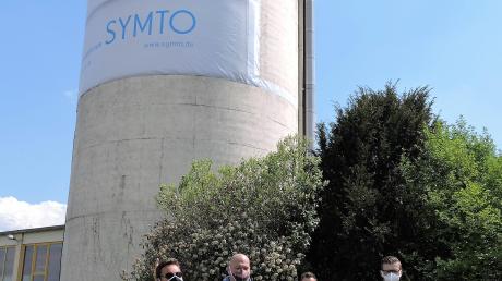 Die größte Mund- und Atemmaske der Welt ziert den Turm der Firma Symto. Arnold Fischer, Jumbo Schreiner, Erik Duckstein und Ludwig Linner (von links) bleiben geschützt auf dem Boden. 