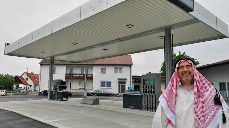 Herbert Klink ist ganz offensichtlich Tankstellenbesitzer mit Leib und Seele. Für die Eröffnung seiner Tankstelle in Wagenhofen am 1. Juni will er sich in dieses arabische Gewand werfen.