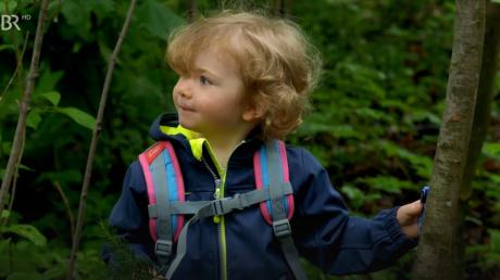 Diese Szene lief bereits am vergangenen Donnerstag: Die dreijährige Valentina Sayer aus Ehekirchen geht als Vicky mit ihrem Papa Florian Brunner (Tommy Schwimmer) im Wald spazieren. 