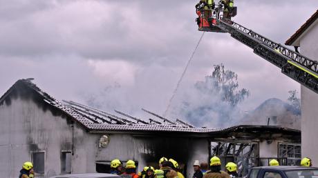 Trotz allen Einsatzes der Feuerwehren brannte am Freitagvormittag die Lagerhalle eines Autohändlers in Ludwigsmoos völlig aus. 	 	