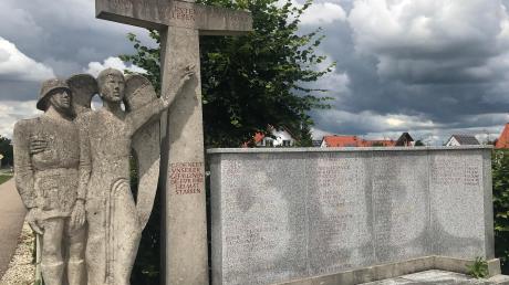 Nur noch in Teilen lesbar sind die Namen am Kriegerdenkmal in Klingsmoos. Mit Renovierungsarbeiten wird nun Abhilfe geschaffen.  	