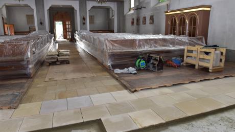 So sah es vor einer Woche in St. Ludwig noch aus, als der Steinmetz den Boden vor dem Chorraum ergänzte. 