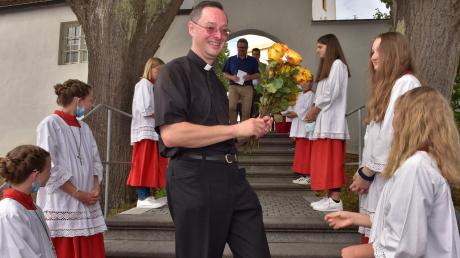 Die Bergheimer Ministranten standen Spalier für Pfarrer Michael Sauer und überreichten ihm Rosen zum Abschied. 	 	