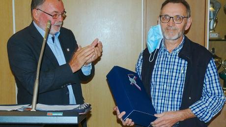 Bürgermeister Peter Segeth bedankt sich bei Eduard Lunzner (rechts) für den Einsatz in der Kommunalpolitik. 