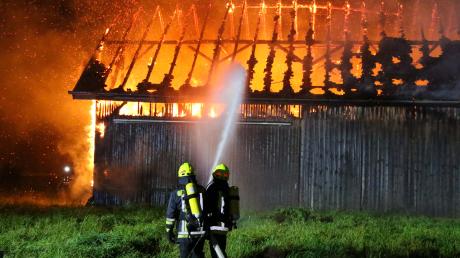 Über Stunden hinweg haben rund 100 Feuerwehrkräfte den Brand einer Lagerhalle auf dem Rinderhof in Mühlried gelöscht.