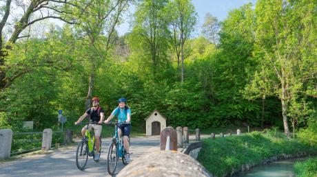 Fahrradwege im Naturpark Altmühltal sind beliebt, zum Beispiel der Anlautertal-Radweg bei Altdorf.  	