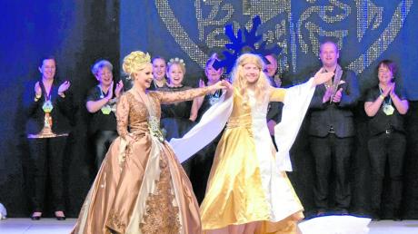 Die Neuburger Prinzessin Laura (links) mit ihrer „Tanzpartnerin“ Frau Holle. 
