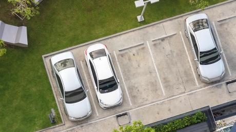Wie viele Parkplätze auf einem Grundstück gebaut werden müssen, regelt die Stellplatzverordnung. 