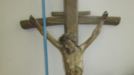 Dieses herrenlose Kreuz wurde in einem Feld bei Münchsmünster gefunden. Jetzt sucht die Polizei nach dem Besitzer. 	
