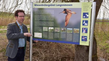 Die Öffentlichkeit für Wiesenbrüter sensibilisieren will Landrat Peter von der Grün mit der neuen Infotafel im Wiesenbrütergebiet in Langenmosen.  	