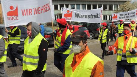 Nahezu die gesamte Belegschaft des Waggonreparaturwerks in Oberhausen ging in den Warnstreik. Ziel sind „angemessene Lohnerhöhungen“.