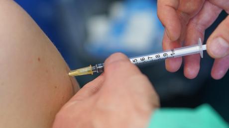 Durch betriebliche Impfungen soll das Impftempo angekurbelt werden. Im Kreis Augsburg bereiten sich viele Firmen bereits auf die Impfung ihrer Mitarbeiter vor.