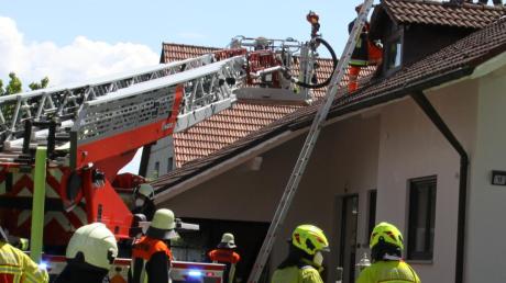 Die Feuerwehr musste einen Schwelbrand in einem Haus in Bergheim löschen. 	