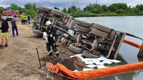 Dieser Kipper rutschte Donnerstagvormittag in den Schulzweiher bei Bergheim. Der Lastwagen-Fahrer konnte selbstständig aussteigen – aber 140 Liter Diesel verunreinigten das Gewässer.  	