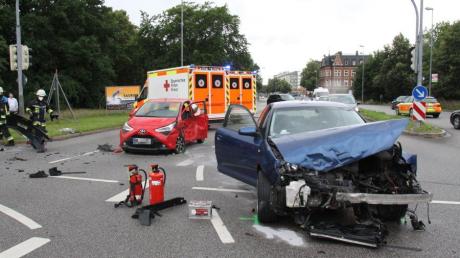 Ein Autofahrer fuhr in Ingolstadt bei Rot über eine Ampel und stieß mit einem anderen Auto zusammen. Drei Menschen wurden leicht verletzt.