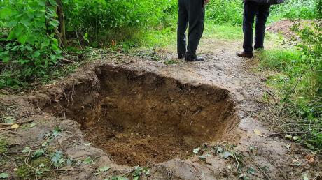 In diesem Loch, in einem Gehölz bei Holzkirchen, wurde die Leiche einer 34-jährigen Frau vergraben und Donnerstagabend gefunden. Anwohner sind angesichts des Fundortes des mutmaßlichen Mordopfers entsetzt. 	
