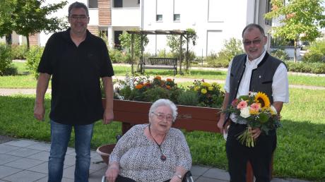 Auch sie gratulierten Erna Pinter in gebührendem Abstand ohne Maske herzlich zum 90. Geburtstag: 3. Bürgermeister Peter Segeth (rechts) und Christian Lang, kommissarischer Leiter des AWO-Seniorenheims. 	 	