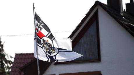 Die Reichskriegsflagge wird immer wieder von Rechtsextremen verwendet. Der bayerische Ministerpräsident Markus Söder forderte deshalb im vergangenen Jahr ein generelles Verbot.  	