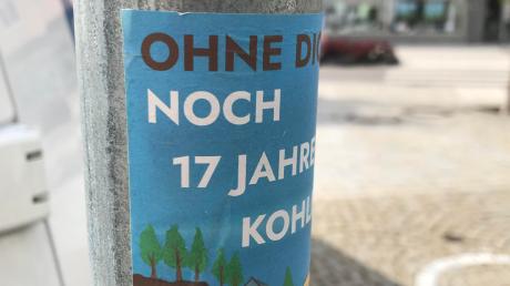 Solche Sticker wurden in den vergangenen Tagen an zahlreichen Stellen in Neuburg aufgeklebt.