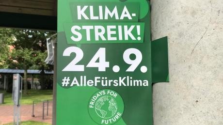 In den vergangenen Tagen wurden im Stadtgebiet Neuburg an vielen Stellen Sticker an öffentlichen Orten aufgeklebt. Dahinter stecken offenbar Aktivistinnen und Aktivisten von Fridays for Future, die auf die Klimademo am Freitag aufmerksam machen möchten. 	