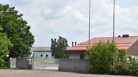 Vor einigen Jahren waren hier im Bergheimer Gewerbegebiet Förchenau noch 250 Eber untergebracht. Seit 2016 steht die Anlage größtenteils leer.  Nun soll auf dem Gelände eine Waldorfschule entstehen.