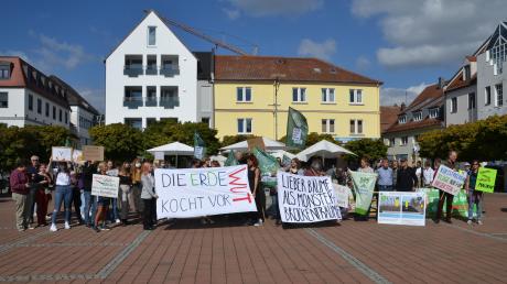 Zum Auftakt der Klima-Demo in Neuburg trafen sich die Teilnehmerinnen und Teilnehmer am Schrannenplatz, anschließend zogen sie durch die Innenstadt.