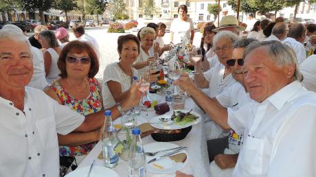 So funktionieren Städtepartnerschaften und -freundschaften: Ein „Diner en blanc“ mit Sèter Gästen auf dem Neuburger Karlsplatz. Im Sommer 2022 soll es zumindest wieder ein Sèter Weinfest geben. 	