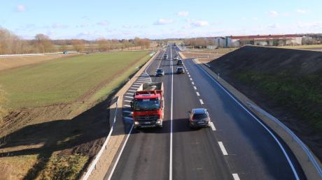 Die B16 soll zwischen Neuburg und der Autobahn-Anschlussstelle vierspurig ausgebaut werden.	