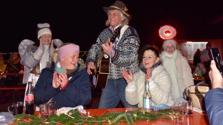 Musiker Josef Huber von den Bavaria Spitzbuam stieg von der Bühne herab, um gemeinsam mit dem Publikum des Weihnachtskonzerts zu singen.  	