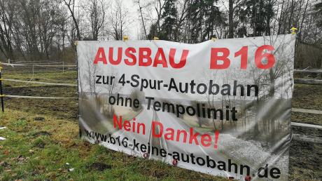In Weichering hängt dieses Plakat, das sich gegen den vierspurigen Ausbau der B16 ausspricht. 