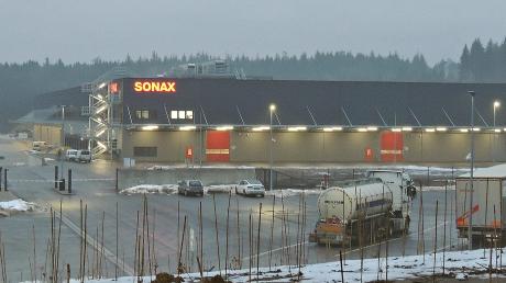 Eingebettet im Oberhausener Wald lagert Sonax seit einigen Wochen Produktionsartikel in der 150 auf 150 Meter großen Halle ein. 	