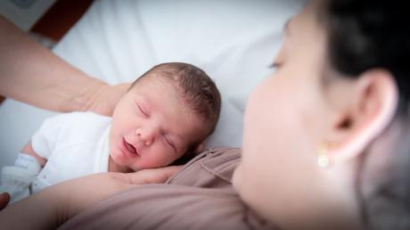 Nur eines von fast 3000 Babys: Im Klinikum Ingolstadt gab es im vergangenen Jahr 2021 einen neuen Rekord bei den Geburten. 	