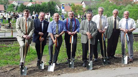 2001 war Spatenstich für die Ortsumgehung Oberhausen: Horst Seehofer (links) war wesentlich an der Vorarbeit für dieses Projekt beteiligt. Unterstützt wurde er dabei von SPD MdB Hans Büttner und Landrat Richard Keßler (4. und 5. von links) sowie Oberhausens Bürgermeister Xaver Schiele (rechts). 	 	