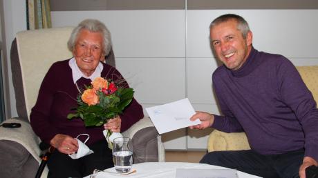 Elli Karstens feierte am Sonntag ihren 95. Geburtstag. Ralph Bartoscheck gratulierte im Namen der Stadt und in Vertretung des Oberbürgermeisters. Er hatte Blumen und einen Brief von Bernhard Gmehling dabei.  	 	