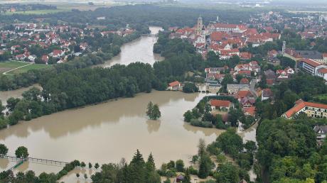 Beim Hochwasser im August 2005 standen die Neuburger Stadtwerke zum letzten Mal im Überflutungsgebiet (Bild). Nach dem Umzug 2006 entstand hier ein Wohngebiet, das nun einen „Ersatzretentionsraum“ in Grünau bekommt. 	 	