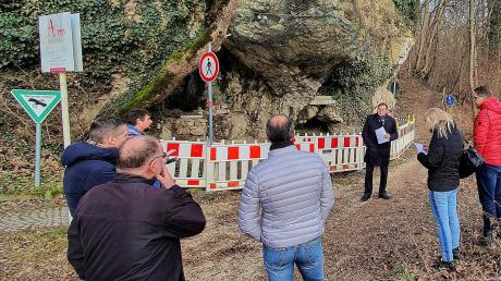 Ortstermin am Arcofelsen: OB Bernhard Gmehling verhandelt mit Geologen, Gewo und Spezialisten für Felssicherung aus Österreich.  	