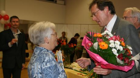 Mit einem Blumenstrauß und anerkennenden Worten gratulierte Oberbürgermeister Bernhard Gmehling Gisela Kotzur zu ihrem 80. Geburtstag. Links ihr Sohn Udo, der seit nun bald 18 Jahren Vorsitzender des TSV Neuburg ist. 	 	