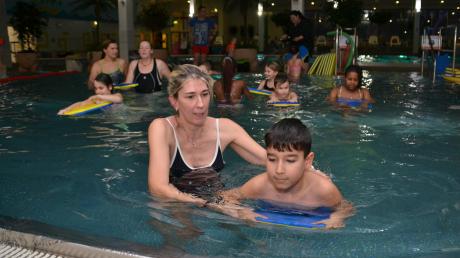 Eltern der Neuburger Grundschule am Schwalbanger haben in Eigenregie Schwimmkurse organisiert und helfen selbst mit – im und am Becken. Hier begleitet Elternbeiratsvorsitzende Birgit Firl einen Jungen durch das Wasser. 	