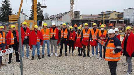 Studierende des THI-Campus Neuburg haben sich einige große Baustellen im Stadtbereich angeschaut. An diesem Freitag starten die Prüfungen. 	