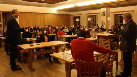 Rund 60 Zuhörerinnen und Zuhörer waren am Dienstagabend in den Gasthof Vogelsang gekommen, wo die Gruppierung „Aktives Weichering“ über das Paketzentrum-Vorhaben informierte.  	