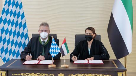  Bayerns Wirtschaftsstaatssekretär Roland Weigert und Mariam al-Mheiri, Ministerin für Klimawandel und Umwelt sowie Sonderbeauftragte der VAE für die Bundesrepublik Deutschland, unterzeichnen in Dubai gemeinsame Absichtserklärung.