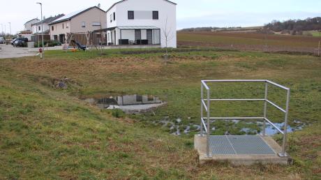 Das Regenrückhaltebecken im Wohngebiet Rennertshofen-Nord ist Anlass für eine grundlegende Gefährdungsanalyse. Ein Experte soll klären, wie solche Wasserstellen am effektivsten und juristisch korrekt abgesichert werden können. 	