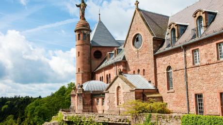 Das Bild zeigt das Kloster Hohenburg auf dem Odilienberg im Elsass. 	