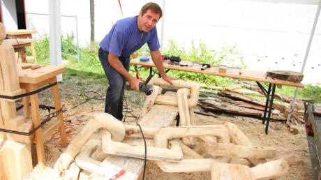 Seit Jahren ist Franz Männling bei der Sommerakademie in Neuburg dabei. Im vergangenen Sommer entstand diese massive Kette aus Holz. 