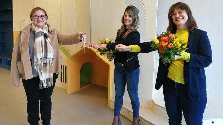 Kindergartenleiterin Kerstin Stefani (rechts) und ihre Stellvertreterin haben von Bürgermeisterin Manuela Heckl (links) symbolisch den Schlüssel für die neue Krippe bekommen.  