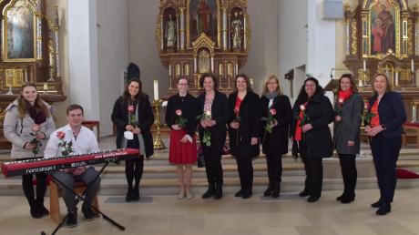 Zum Dank eine Rose: Die Akteure des KLJB-Benefizkonzerts in Karlshuld begeisterten knapp 100 Zuhörer in der Karlshulder Pfarrkirche St. Ludwig mit ihrem Konzert. 