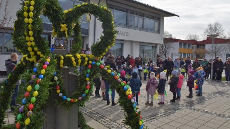 Nach dreijähriger Pause gibt es wieder einen Osterbrunnen vor dem Königsmooser Rathaus. Bunte Bänder flatterten an den Handgelenken der Kindergartenkinder, die zur Eröffnung einen Frühlingstanz aufführten. 