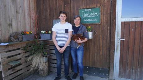 Die Familie Seemeier aus Ergertshausen betreibt einen SB-Eierladen. Auf dem Foto zu sehen sind Elisabeth Seemeier und Sohn Sebastian, 14 Jahre.  