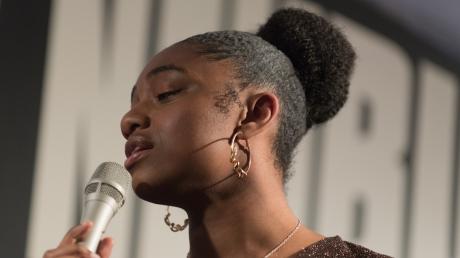 Sängerin Samara Joy verzaubert mit ihrer weichen Stimme im Neuburger Jazzkeller das Publikum. Mit ihrem kraftvollen Organ wickelt sie die Zuschauer und Zuschauerinnen schnell um den Finger. 