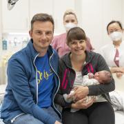 Glückliche Eltern mit einem gesunden Kind: Felix ist das 1000. Baby, das in diesem Jahr im Klinikum Ingolstadt geboren worden ist. Glückwunsche gab es auch von Oberärztin Yue Zhuo und Hebamme Julia Wagner. 